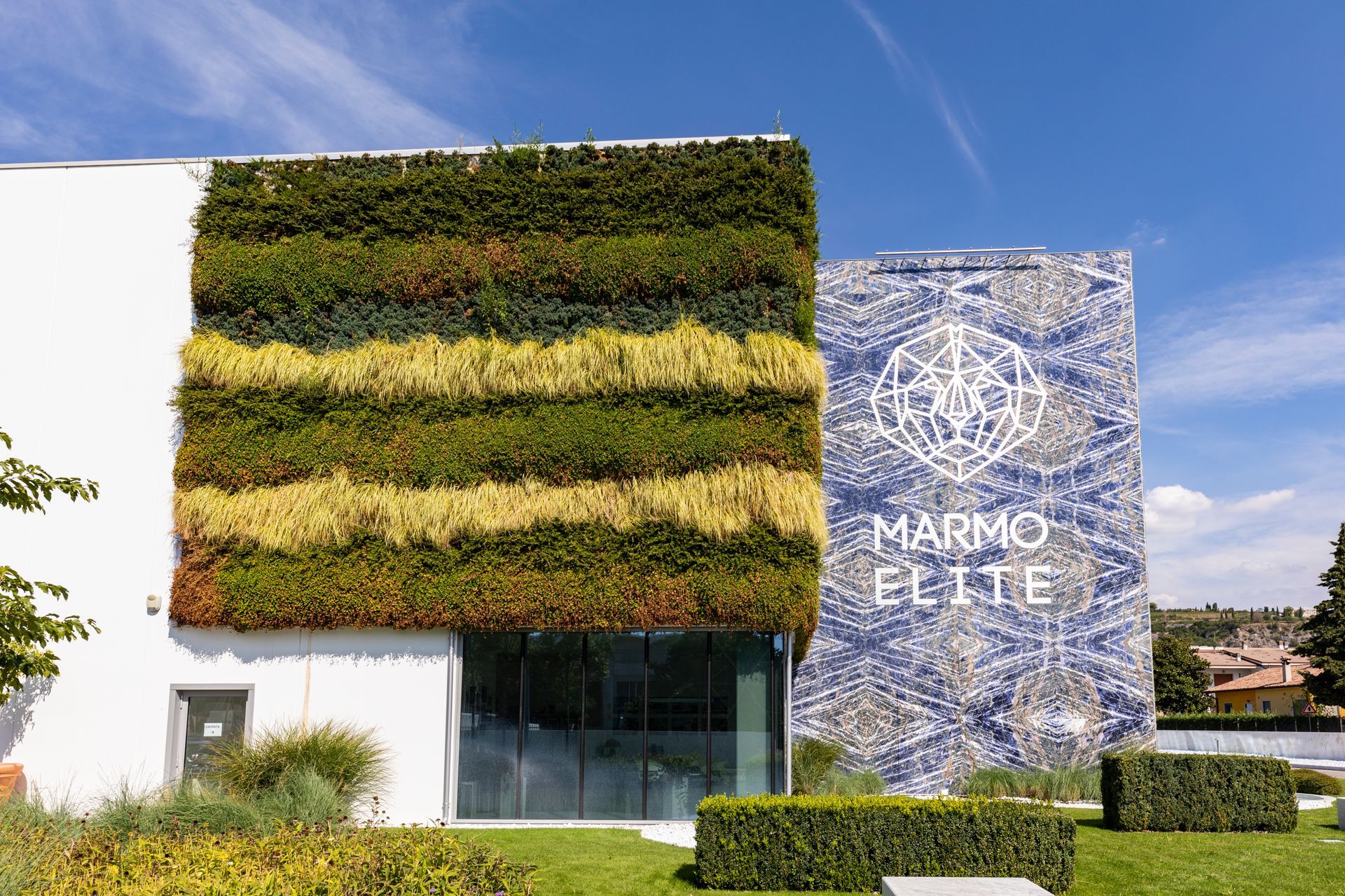 Edificio con parete verde e facciata in marmo; è visibile la scritta
