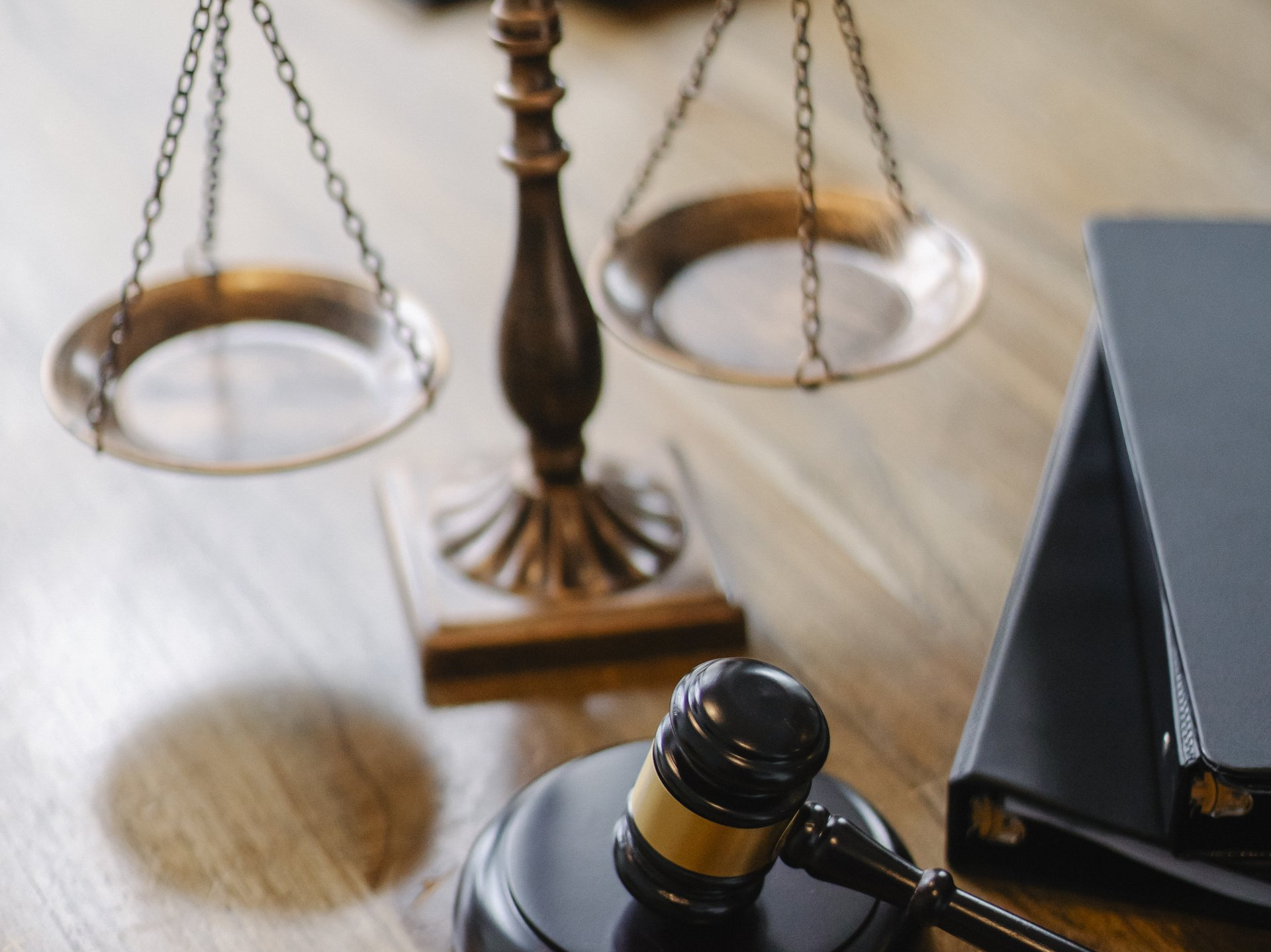 Weegschaal symbool voor wetgeving, staat voor balans en rechtvaardigheid, passend bij het toepassen van vernieuwende ideeën en oplossingen in mediation.