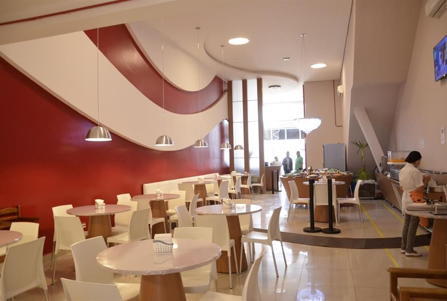 Um lobby com relógios na parede e um balcão curvo
