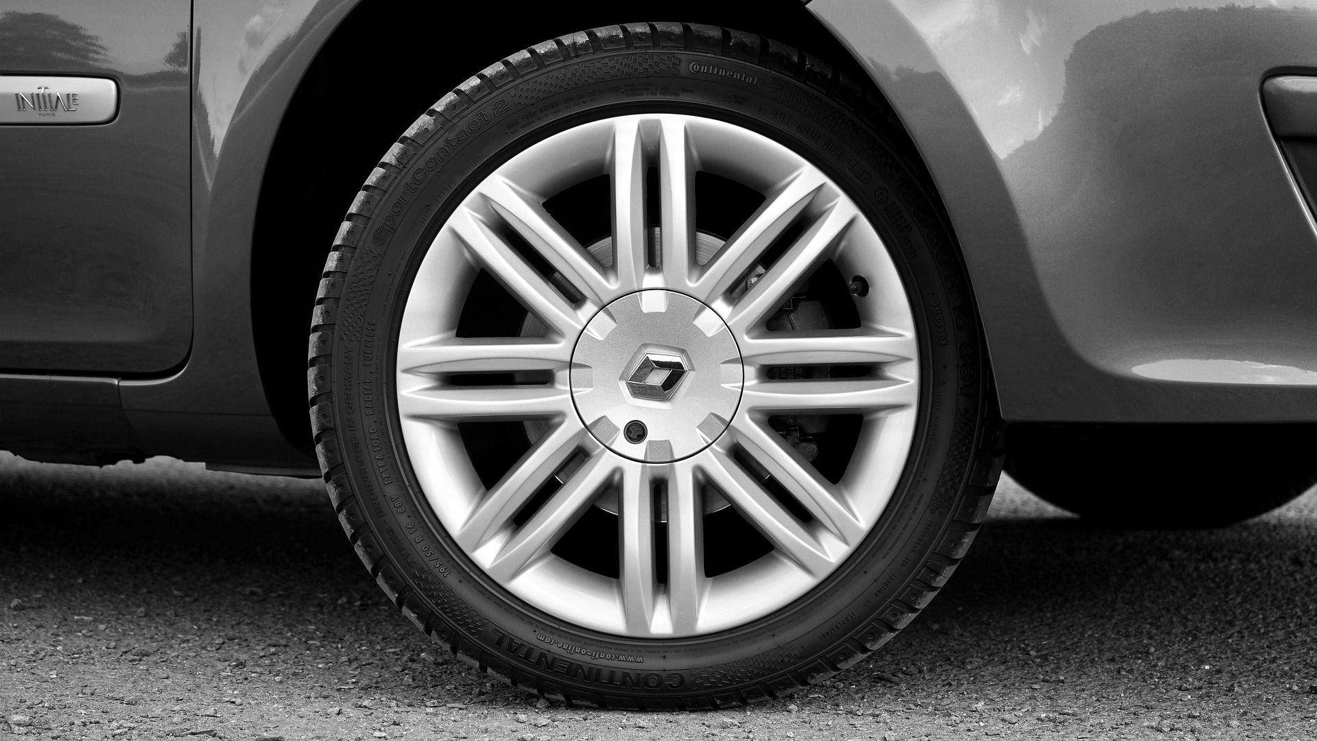 Car tire with silver rim and Renault logo.