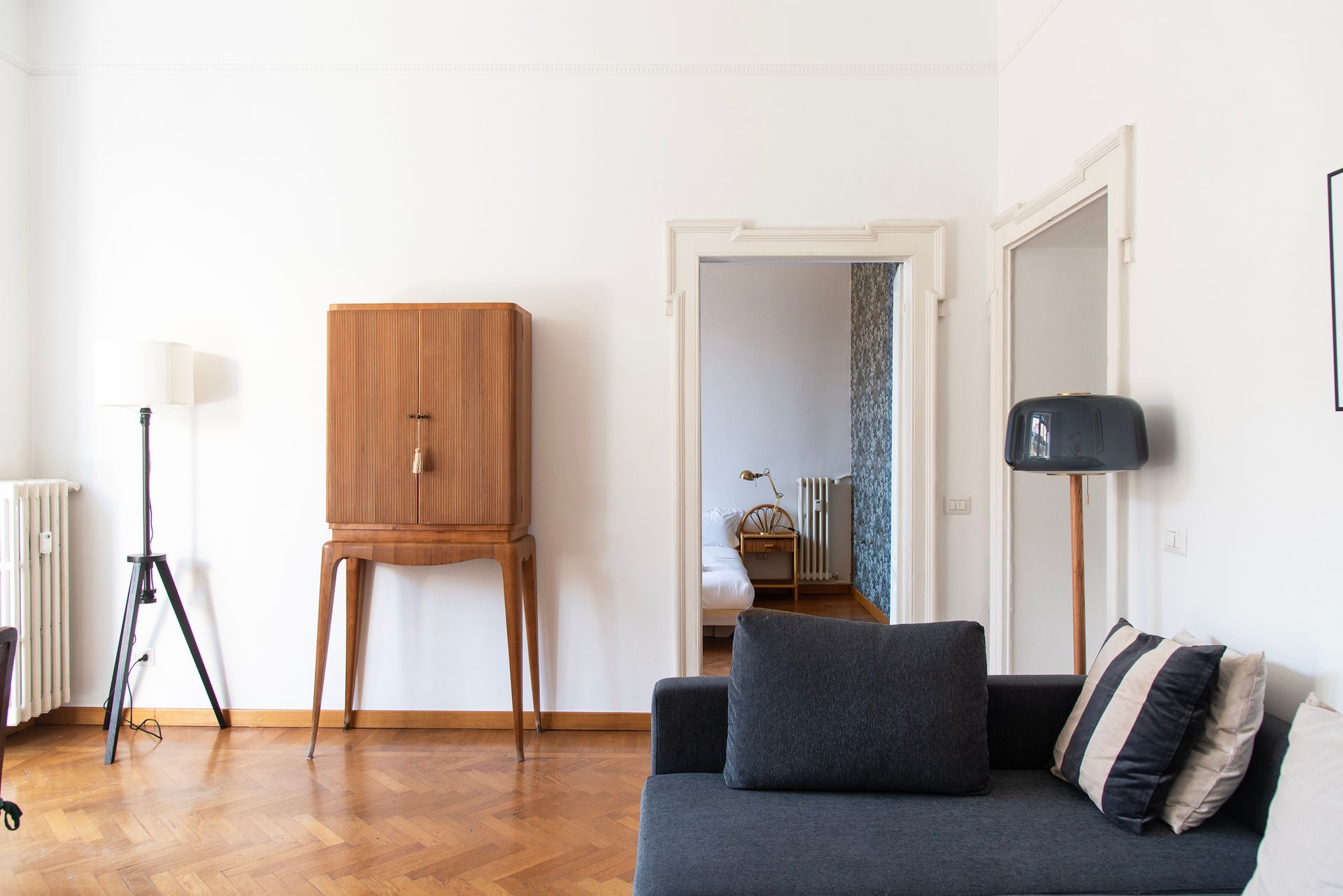 Soggiorno luminoso con divano e arredi di design, parte di un immobile in gestione Affitto Garantito YouHosty a Milano.