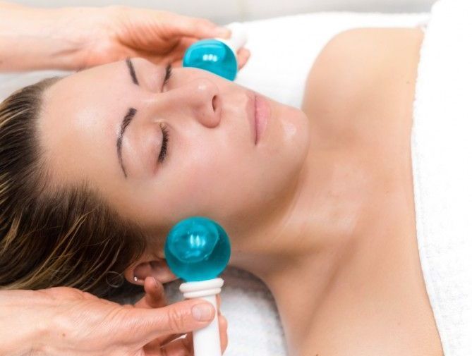 una donna sta ricevendo una maschera facciale in un salone di bellezza .