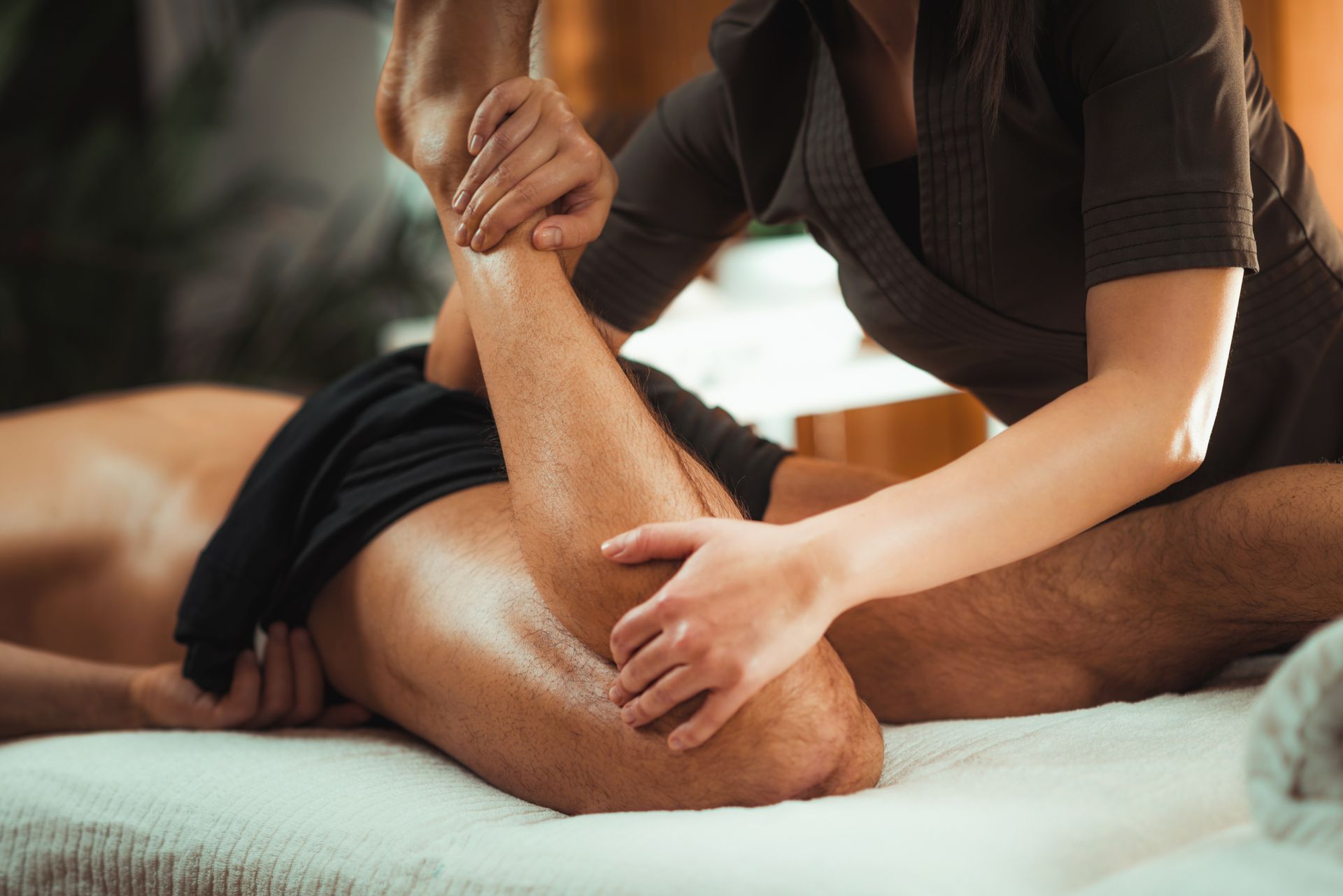 Una donna sta facendo un massaggio a un uomo su un letto.