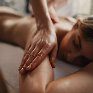massaggi e riflessologia 8 elementi pianezzo una donna è sdraiata su un letto e riceve un massaggio .