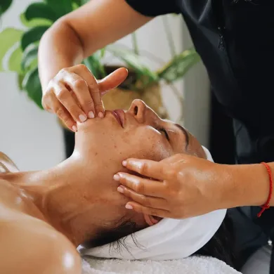 nutrizione e percorsi detox 8 elementi Una donna si sta facendo un massaggio al viso