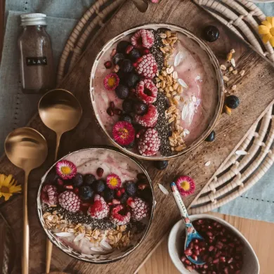 nutrizione e percorsi detox 8 elementi due ciotole di frutta e cereali su un tagliere di legno