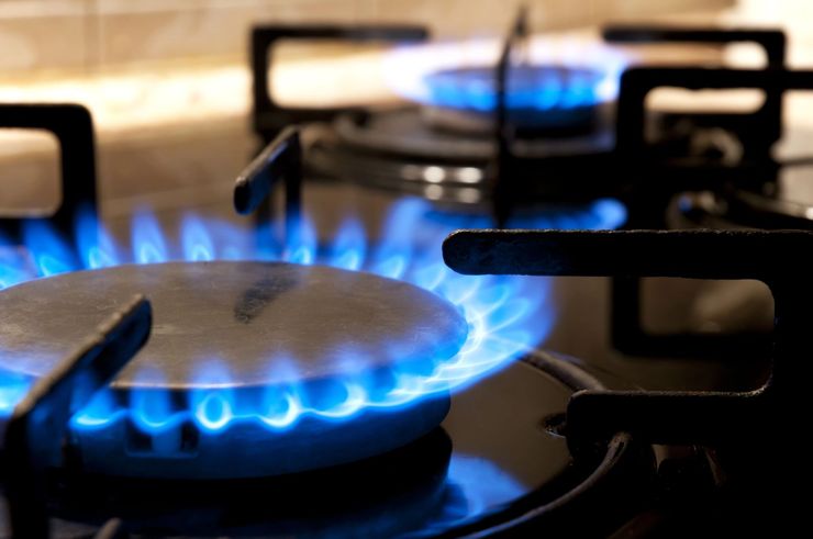 Bruciatori a gas con fiamme blu brillante.