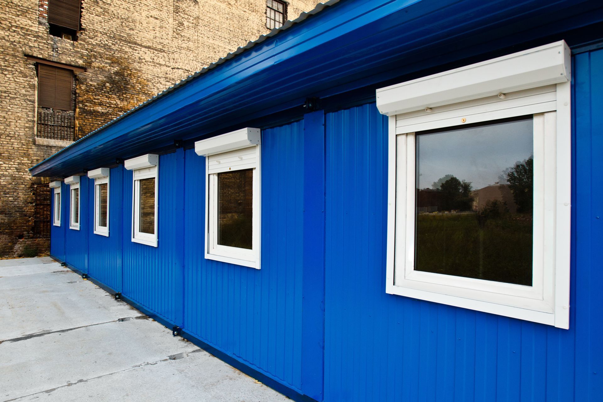 Temporary blue building for builders.