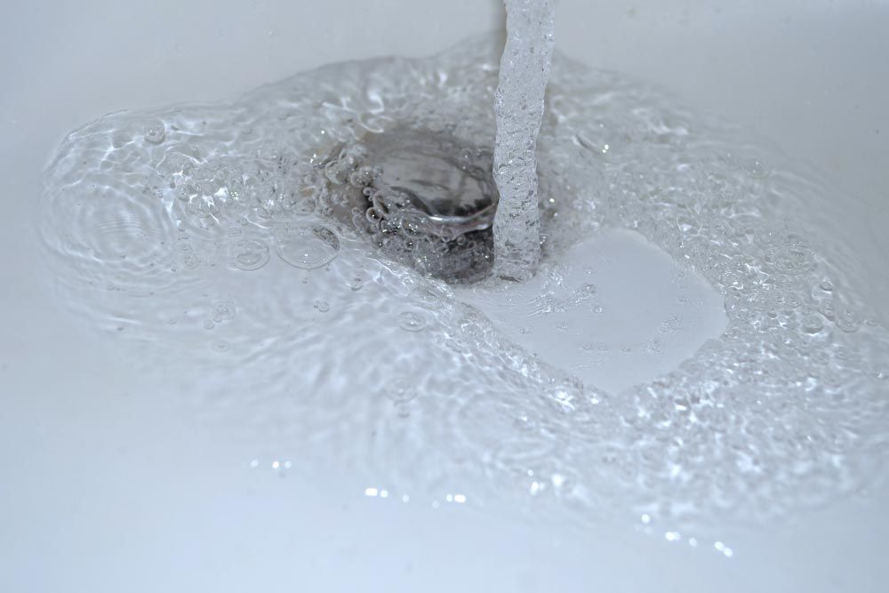 Slow draining sink
