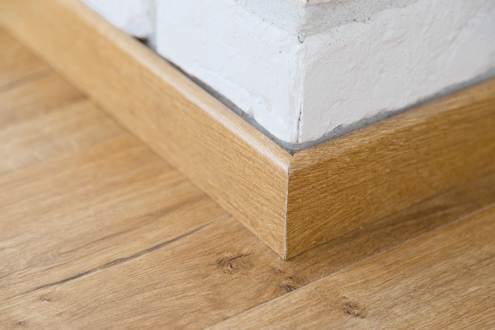 battiscopa in legno posizionato su parquet