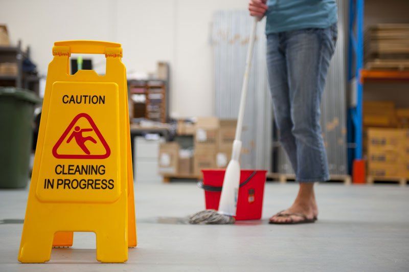 woking-home-lady-blue-shirt-woman-clean-floor