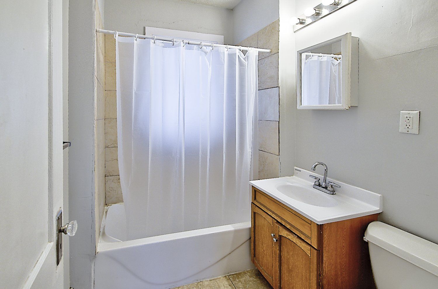 513 S 35th St bathroom