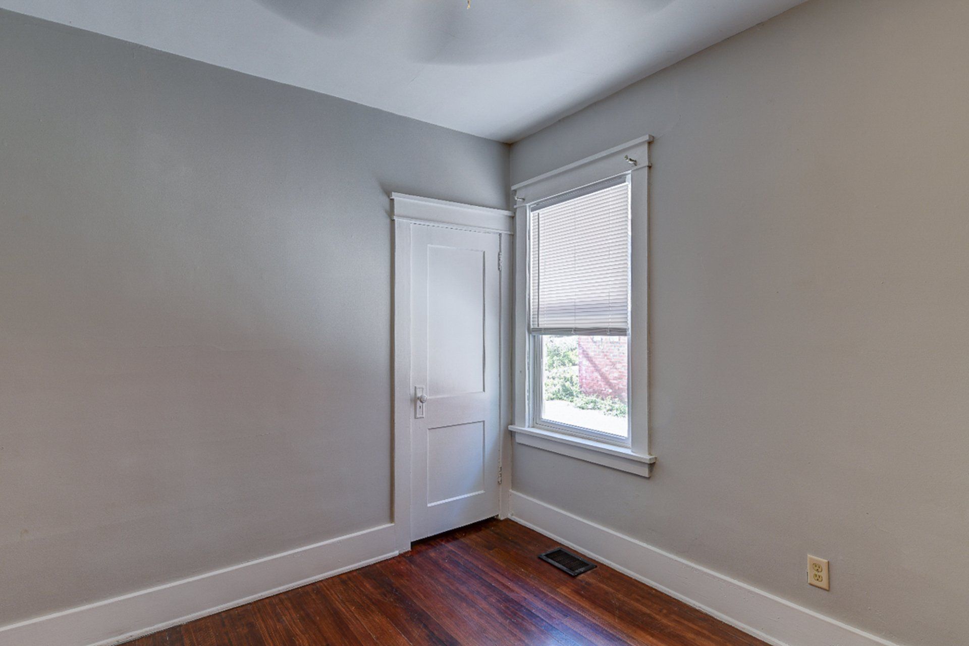 513 S 35th St living area
