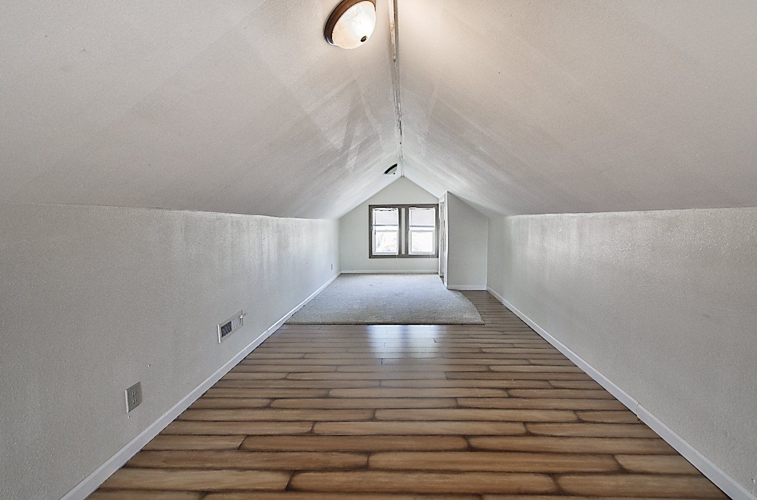 513 S 35th St living area