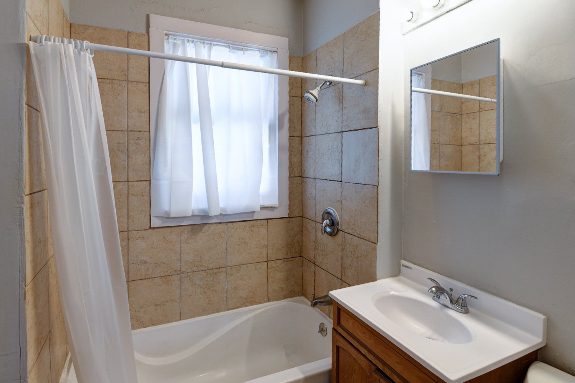 513 S 35th St bathroom
