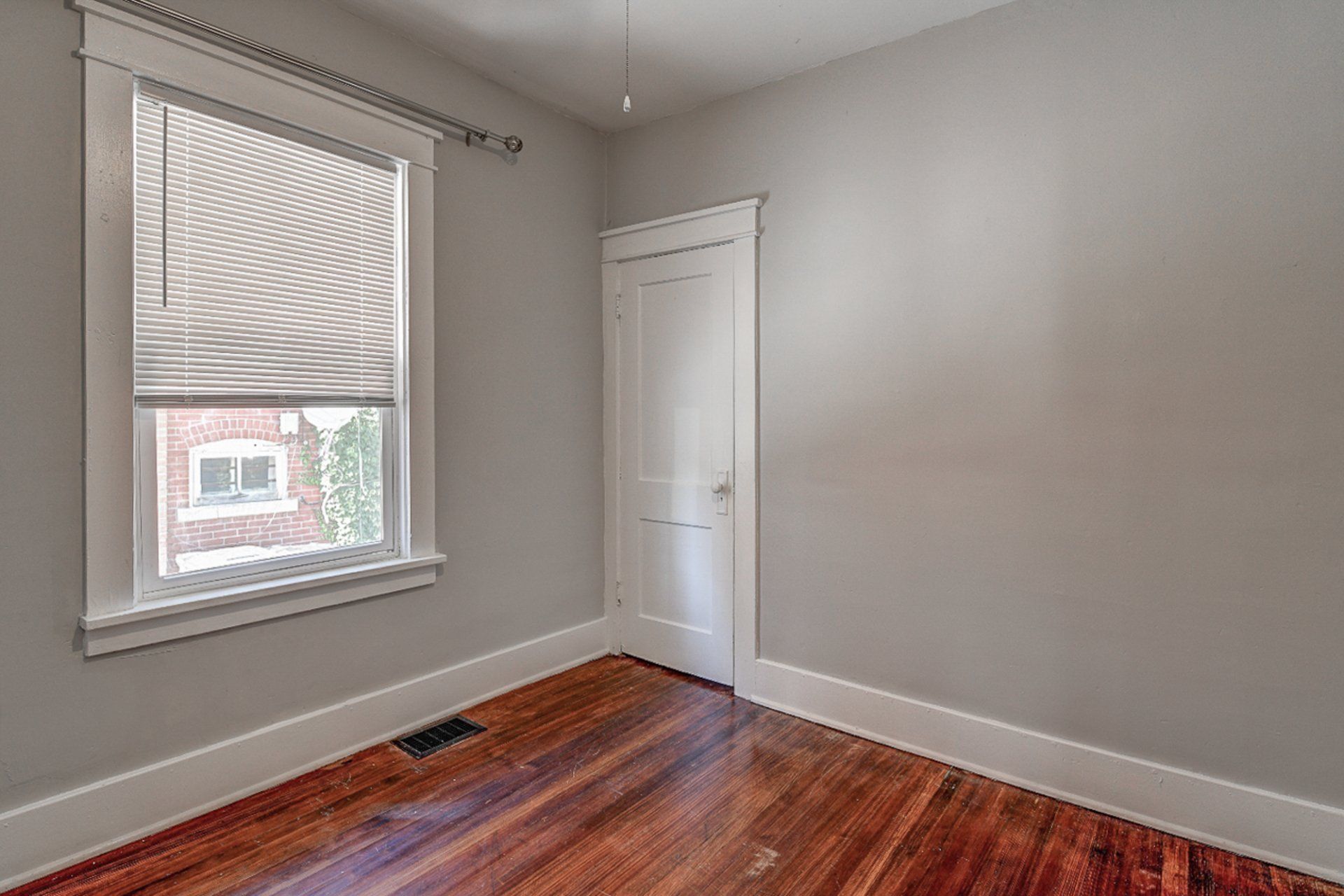 513 S 35th St bedroom