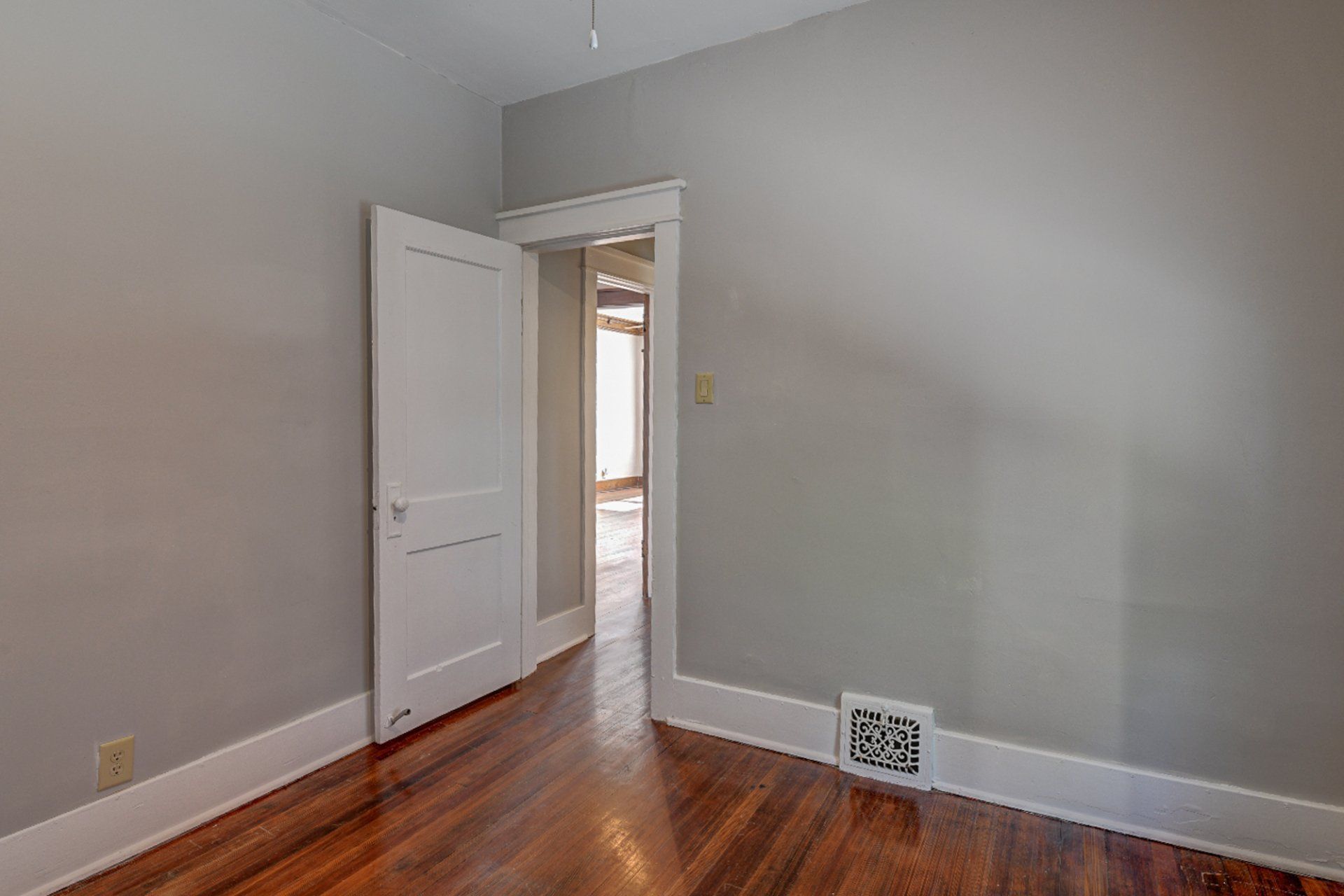 513 S 35th St bedroom