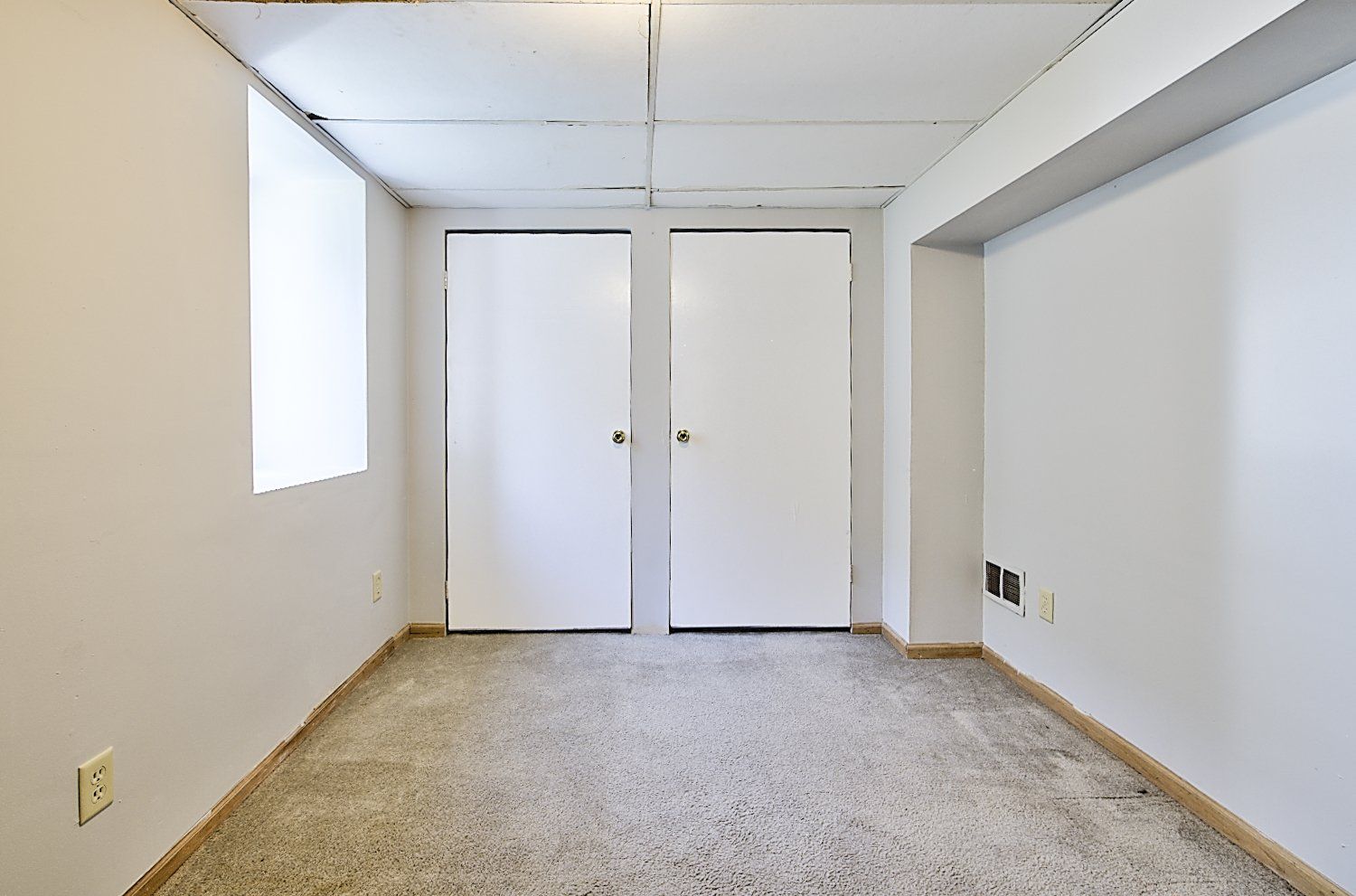 513 S 35th St bedroom