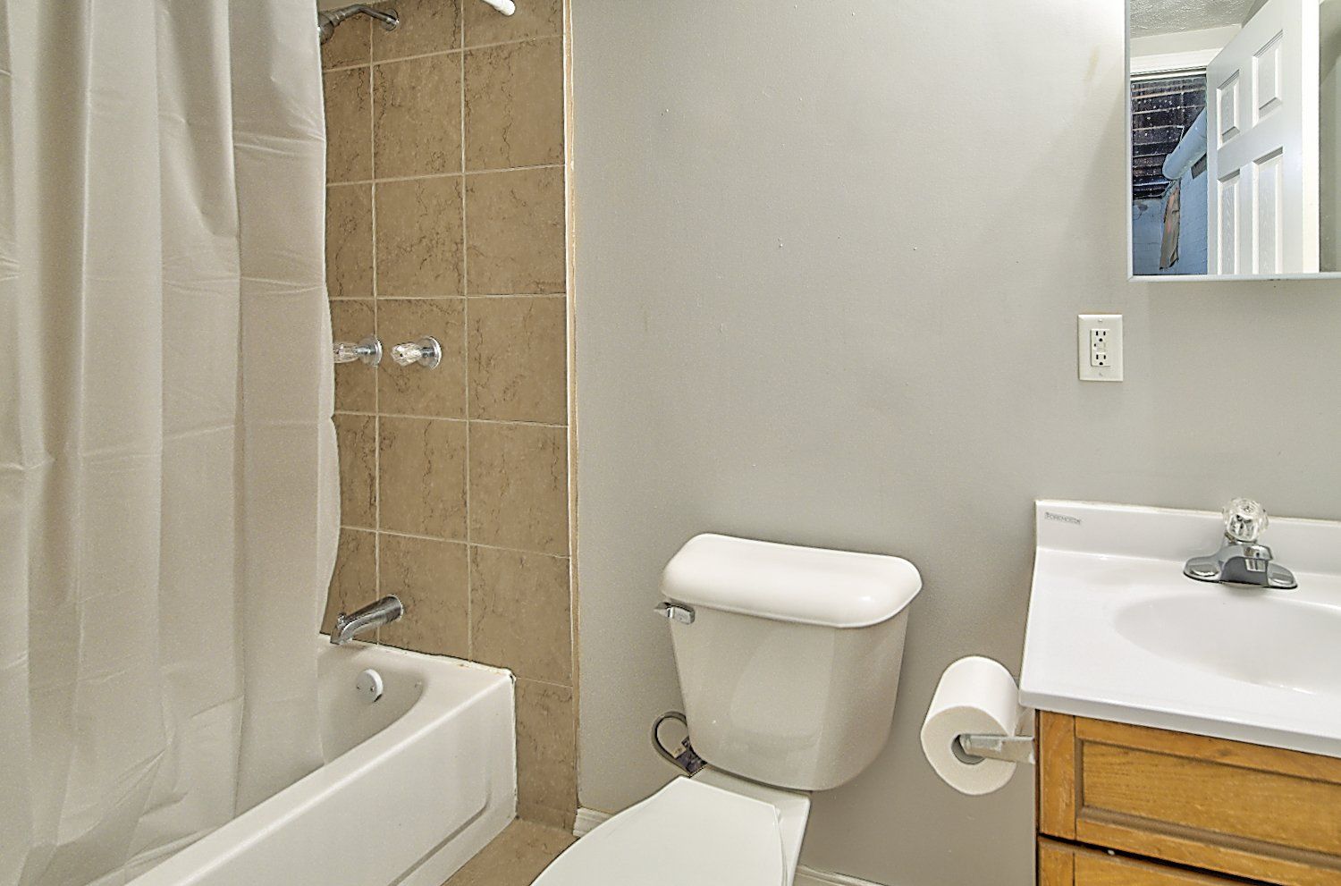 513 S 35th St bathroom