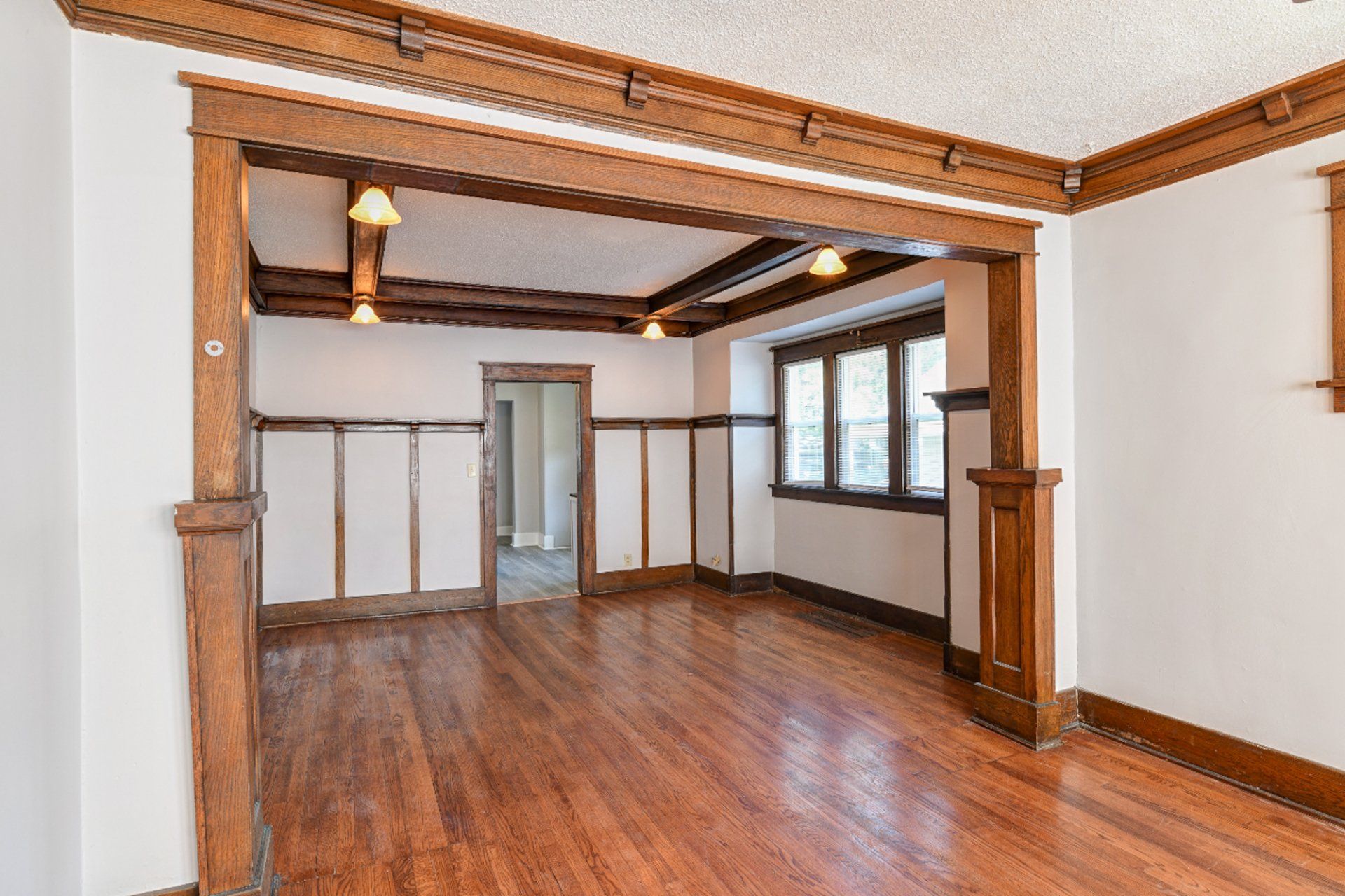 513 S 35th St living area