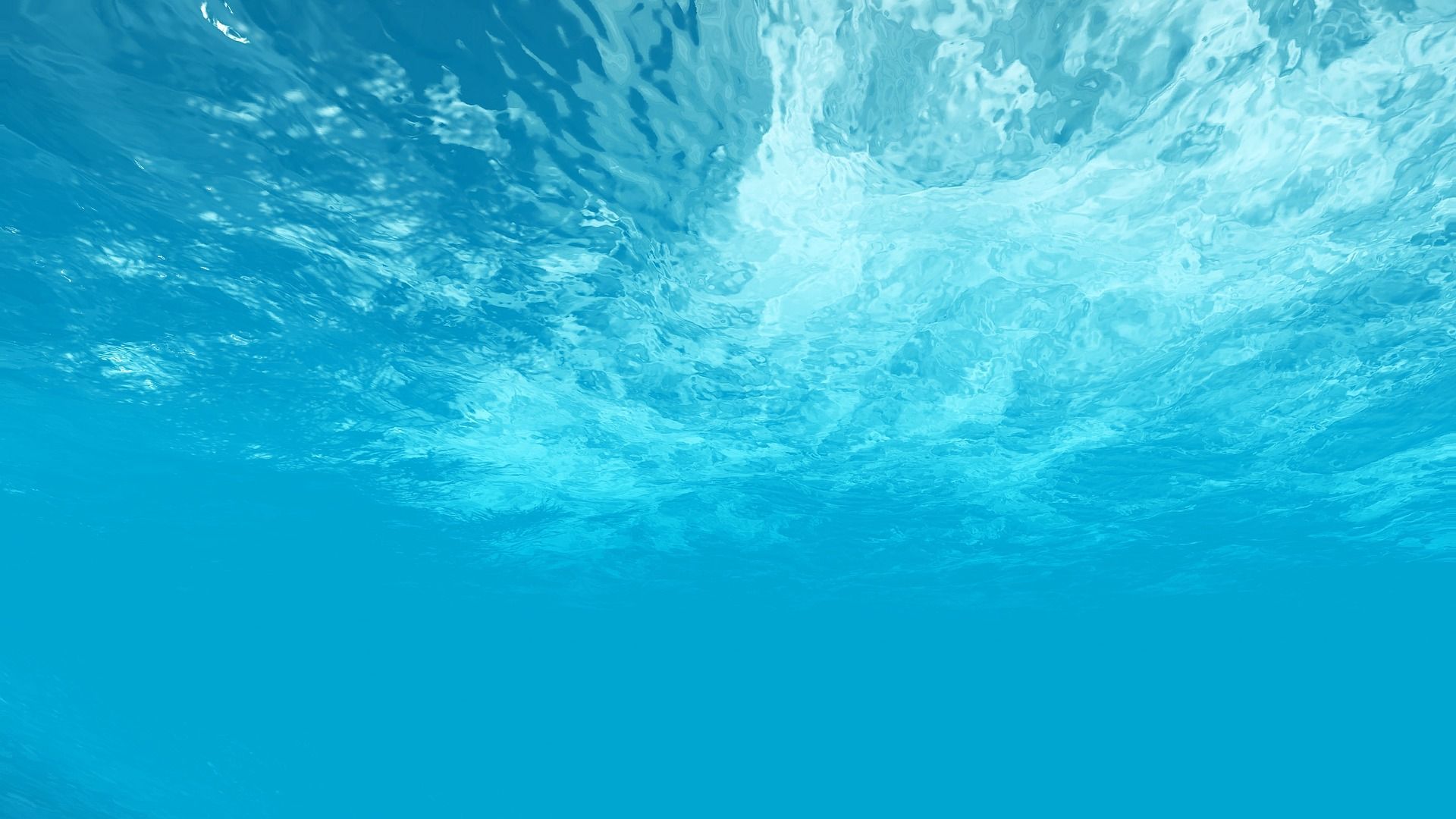 Foto van onderstroom in een heldere zee.