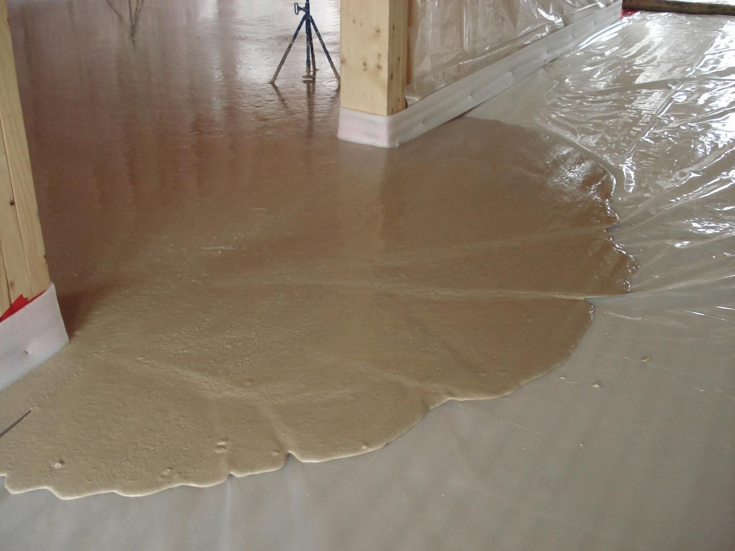 Un sol en béton est coulé dans un sac en plastique.