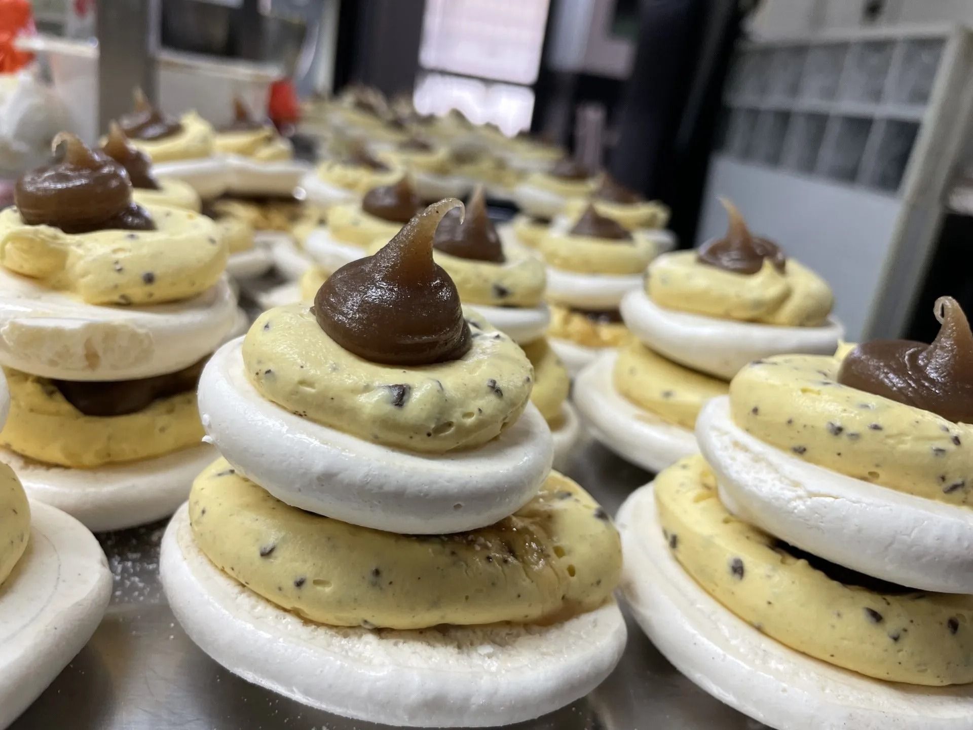 Un mucchio di biscotti impilati uno sopra l'altro su un tavolo.