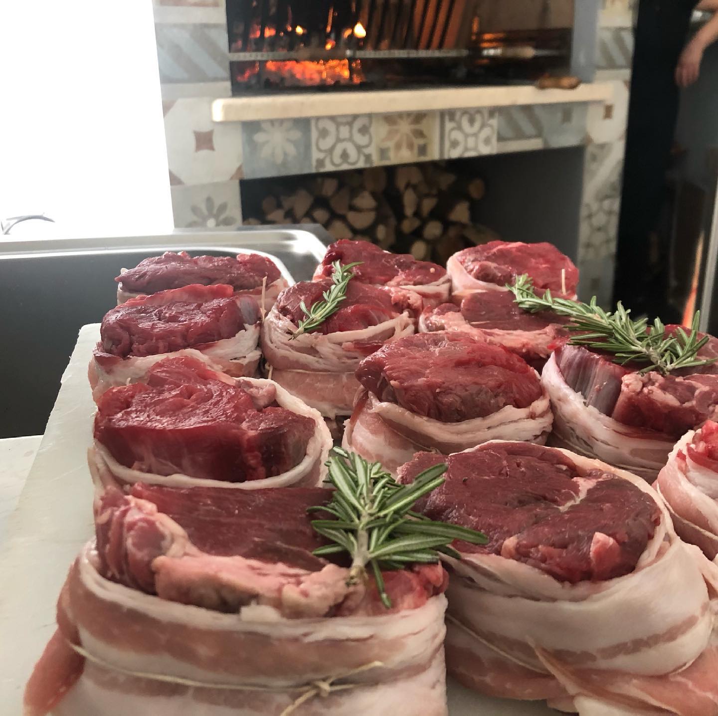 Un mucchio di carne avvolta nella pancetta con rosmarino sopra
