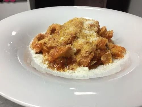 Un primo piano di un piatto di cibo su un tavolo.