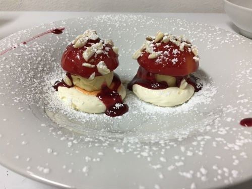 Due dessert su un piatto bianco con zucchero a velo sopra