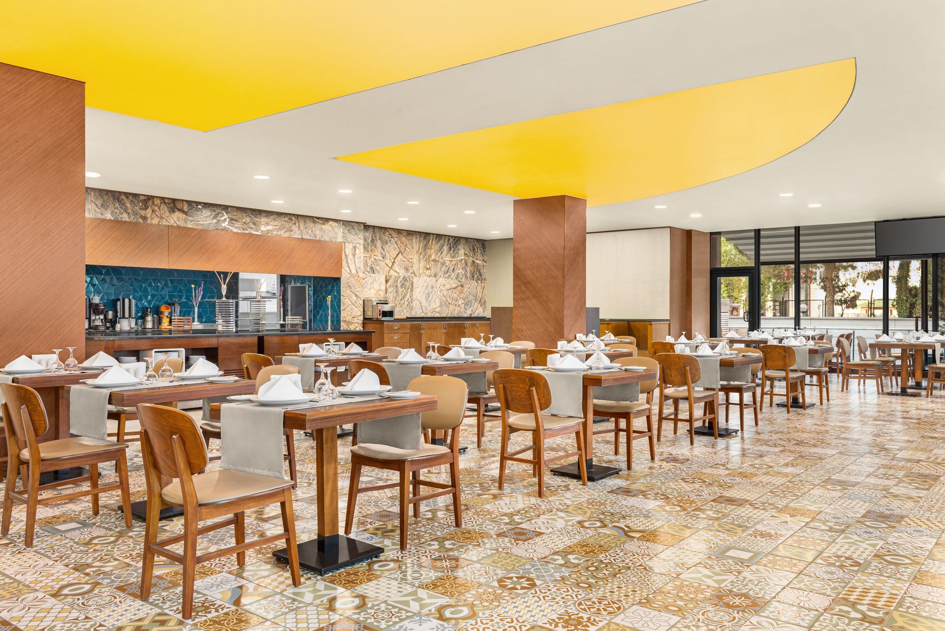 Ramada Plaza Samsun |  modern bir restoran yemek salonu.