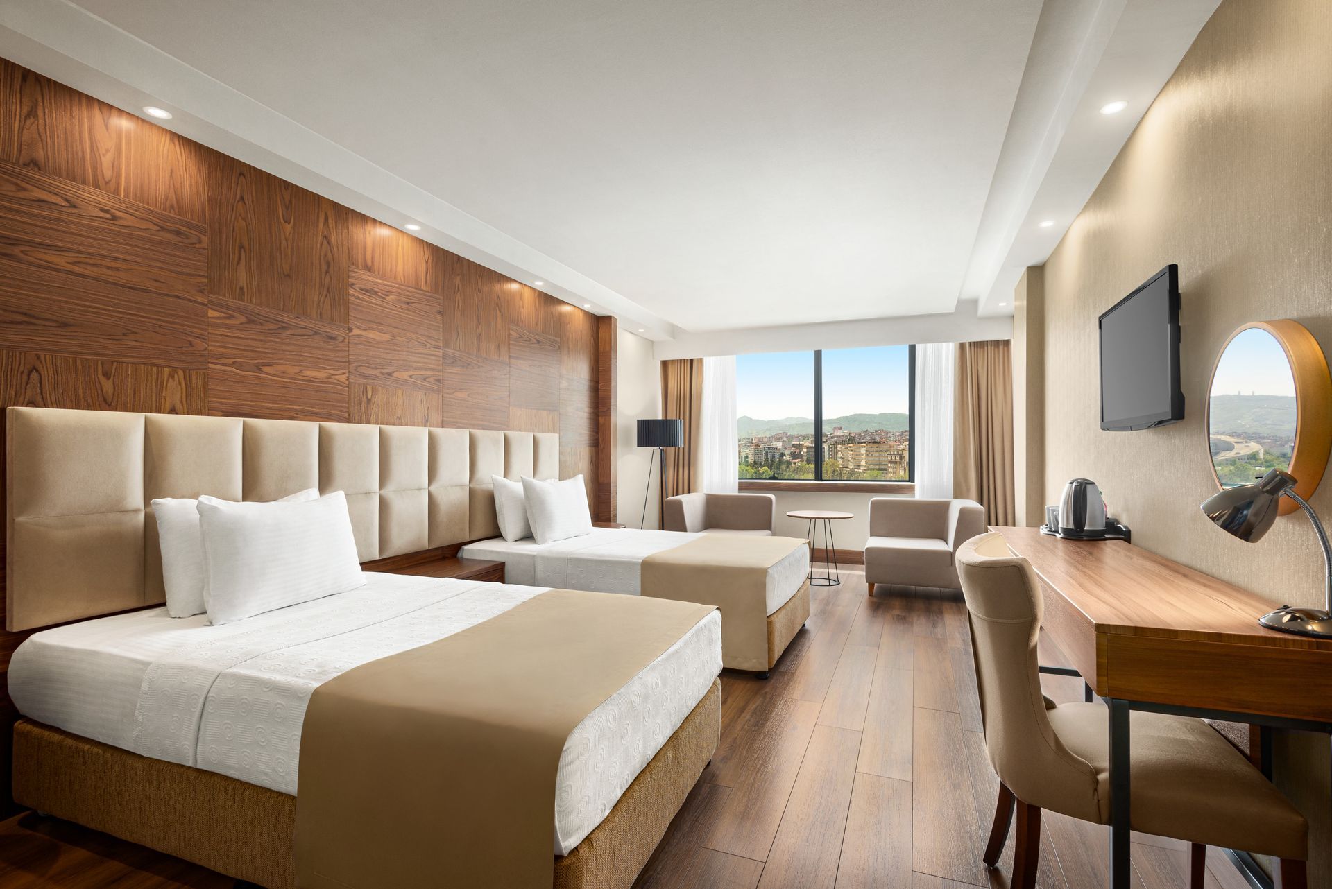 Ramada Plaza Samsun |  İki yataklı, çalışma masalı, duvara monte televizyonlu ve şehir manzaralı  modern otel odası.