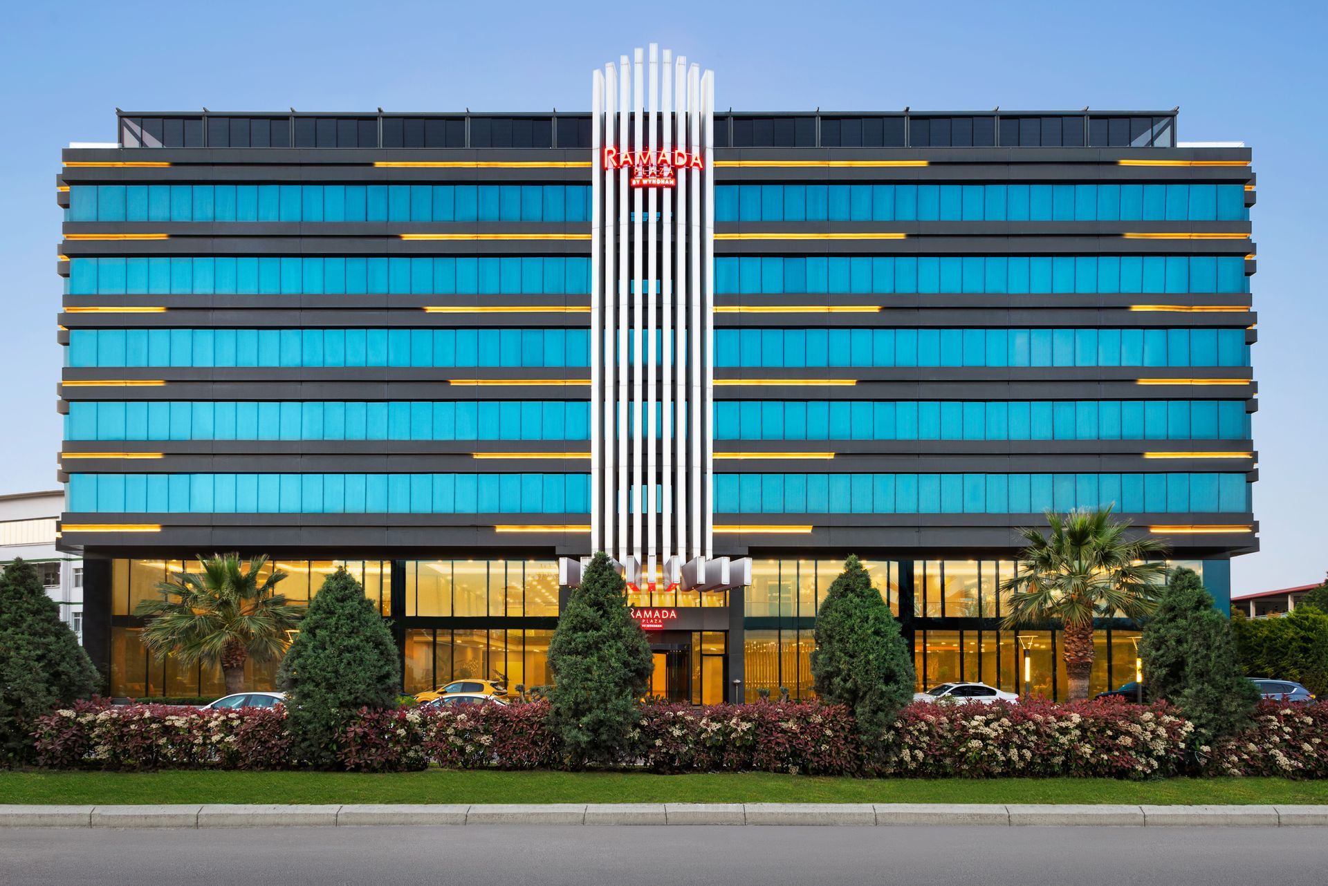 Ramada Plaza Samsun |  modern cam cepheli otel binası.