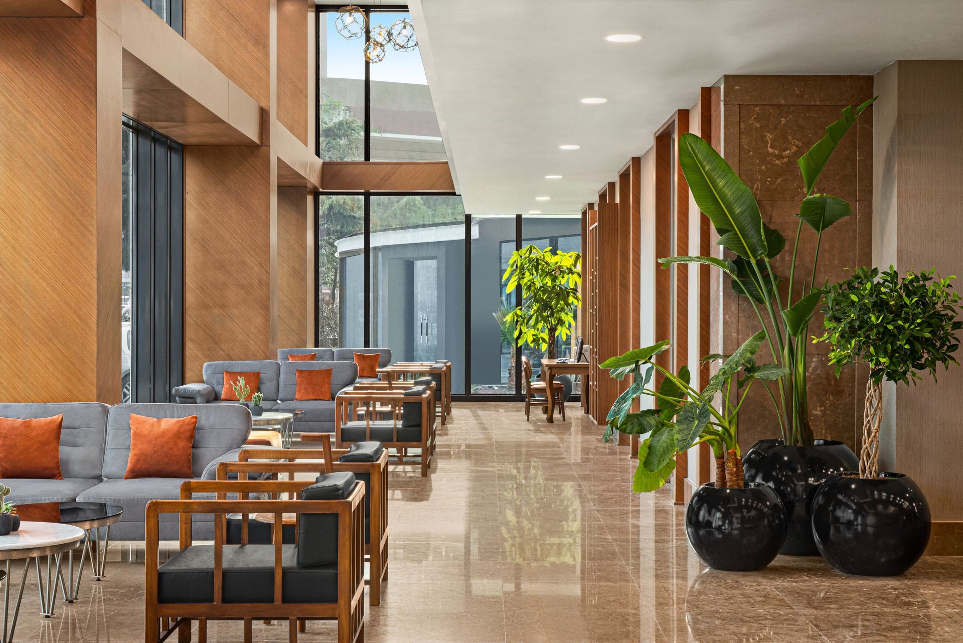 Ramada Plaza Samsun |  büyük saksı bitkileriyle döşenmiş modern otel lobisi.