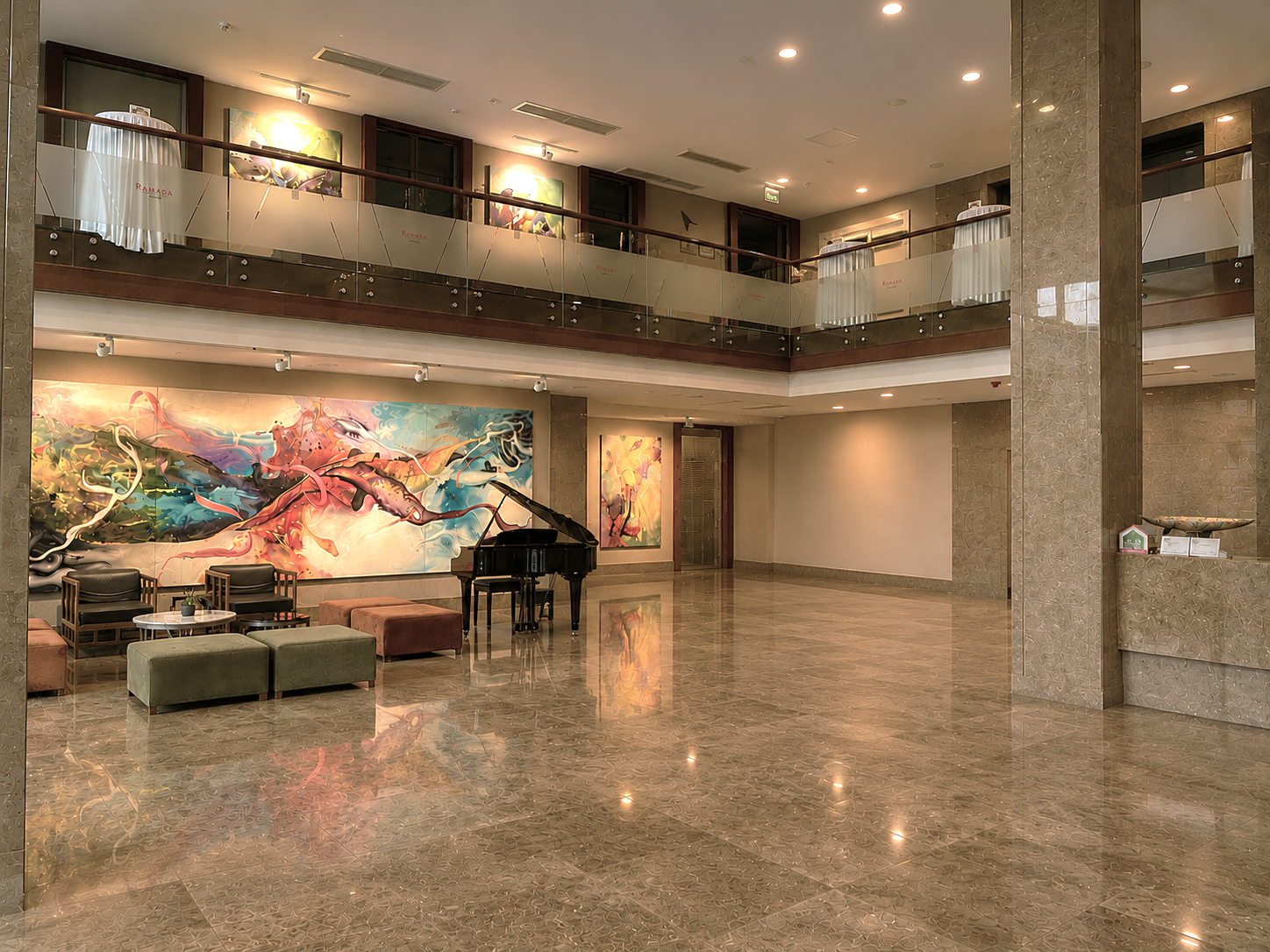 Ramada Plaza Samsun |  Duvar resimleriyle süslenmiş geniş otel lobisi.