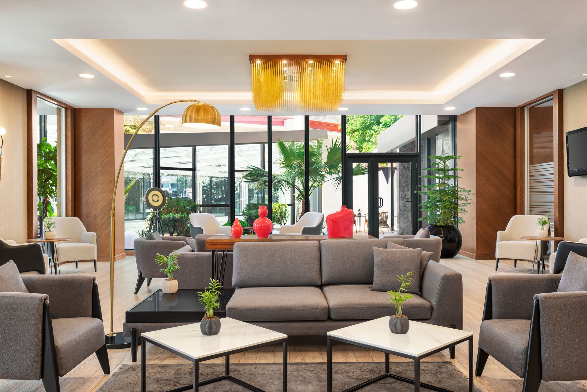 Ramada Plaza Samsun |  Gri kanepeler, modern bir otel lobisi.