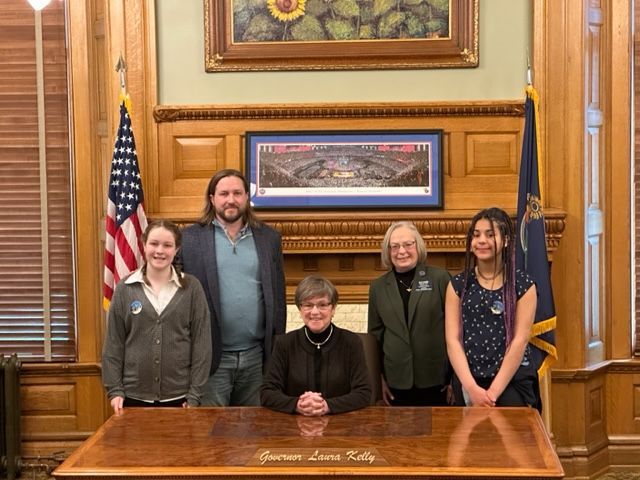 Stopped by with Legislative Pages Eve and Audi and Eve’s Dad Levi to visit with Governor Kelly.