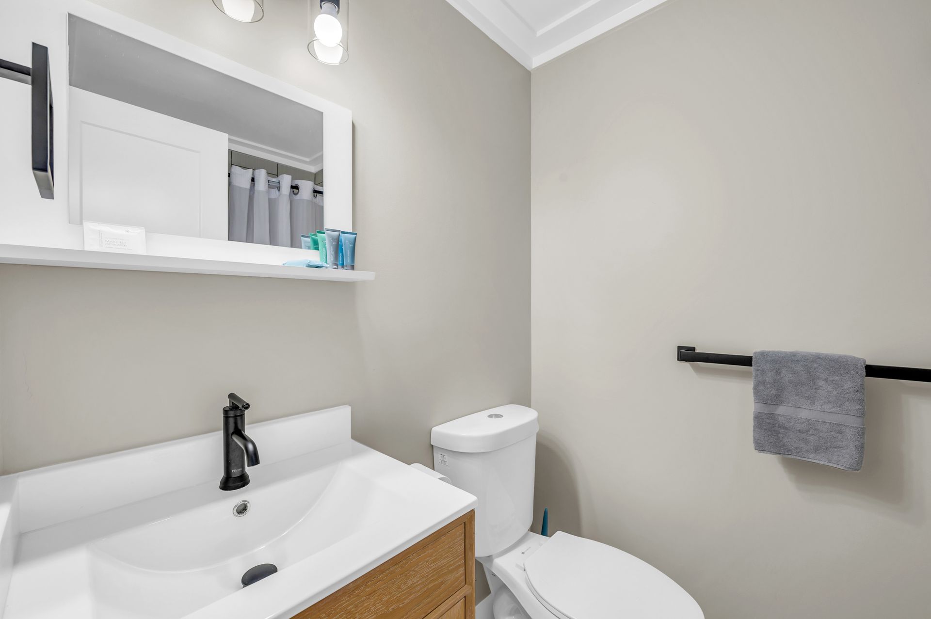 Small, modern bathroom 