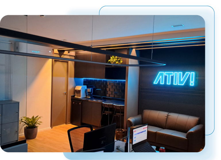 Interior de escritório com placa de neon 