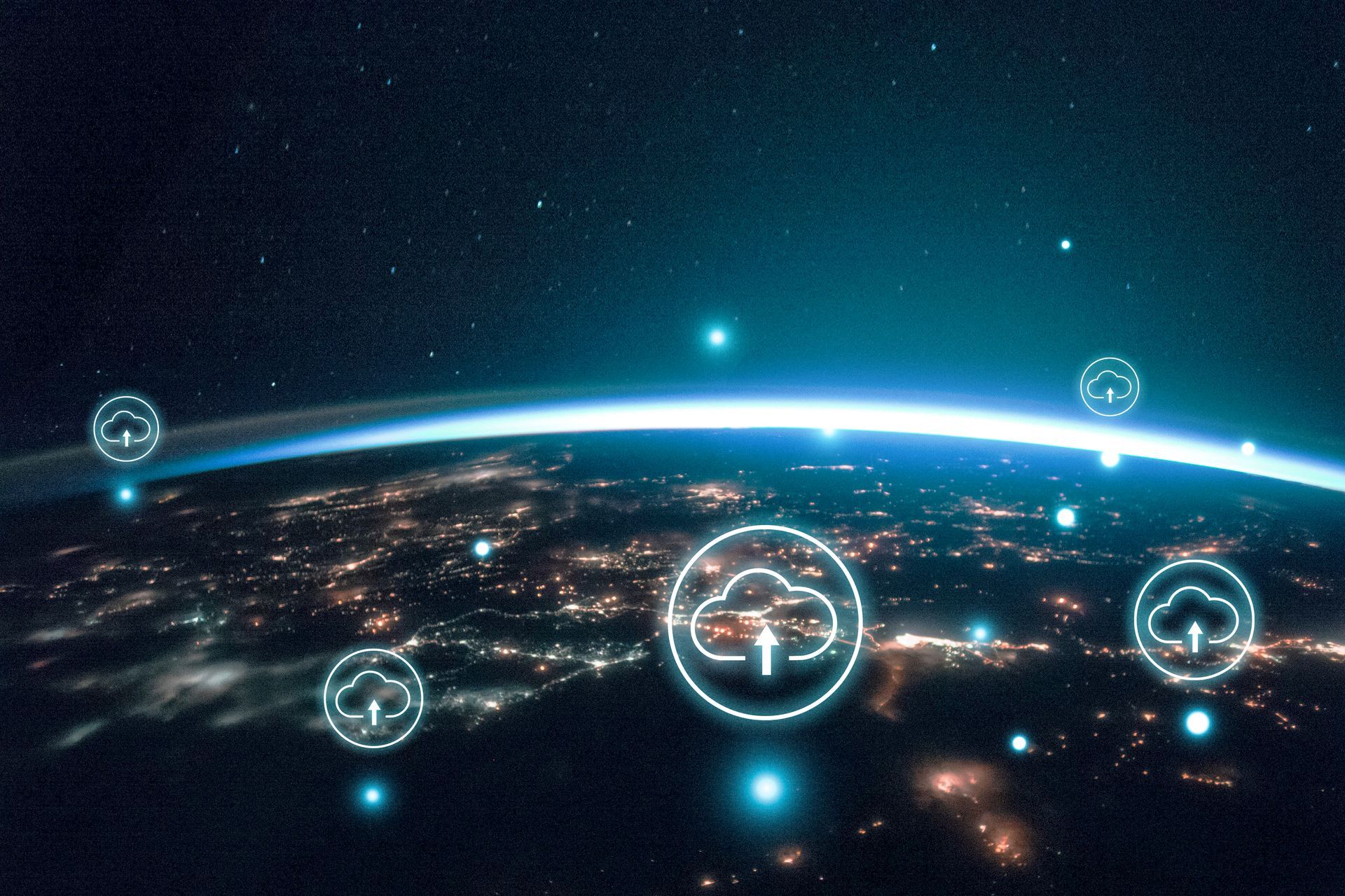 Vista da Terra do espaço com ícones de nuvens sobrepostos, representando computação em nuvem.