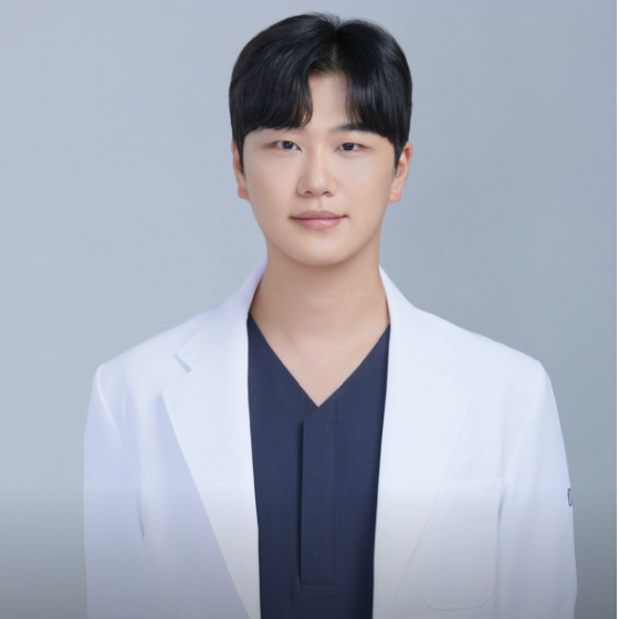 Dr. Hwang Hyun-ho, Chief Director of DION Clinic Seolleung