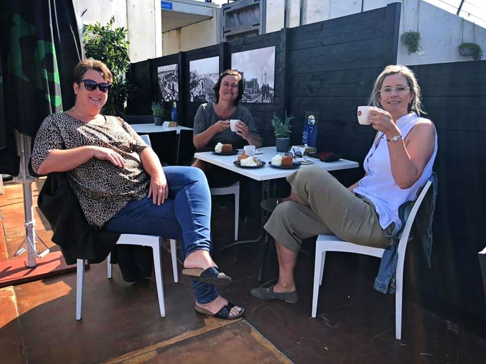 cafe tante pietje den oever koffie drinken