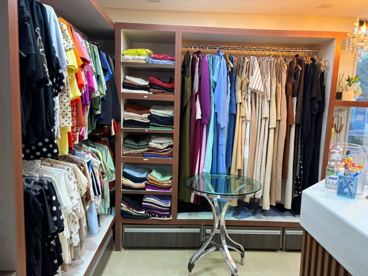 Interior acolhedor da loja Toninha Modas