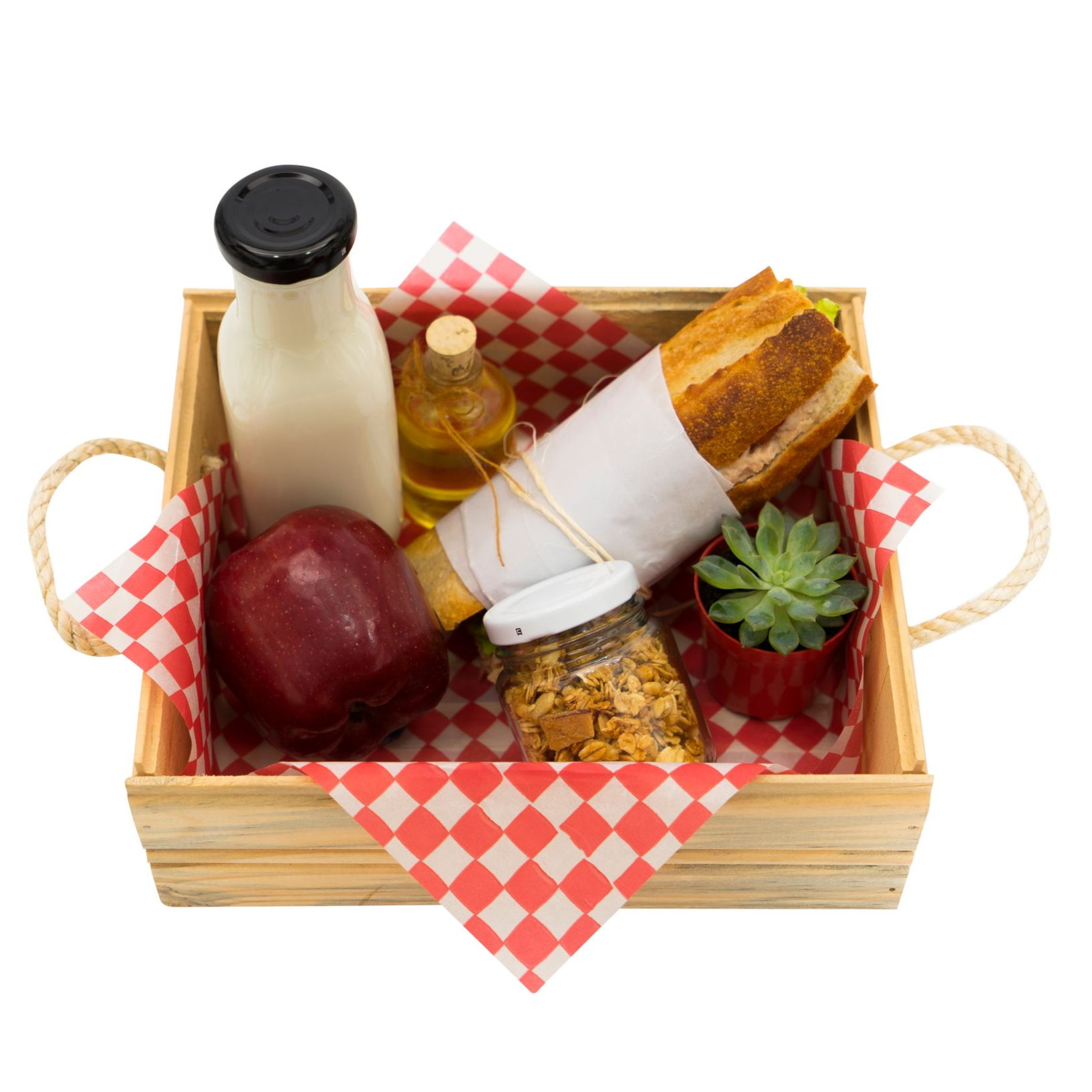Caja de picnic de madera con botellas, fruta, pan, mermelada y un paño a cuadros rojos.