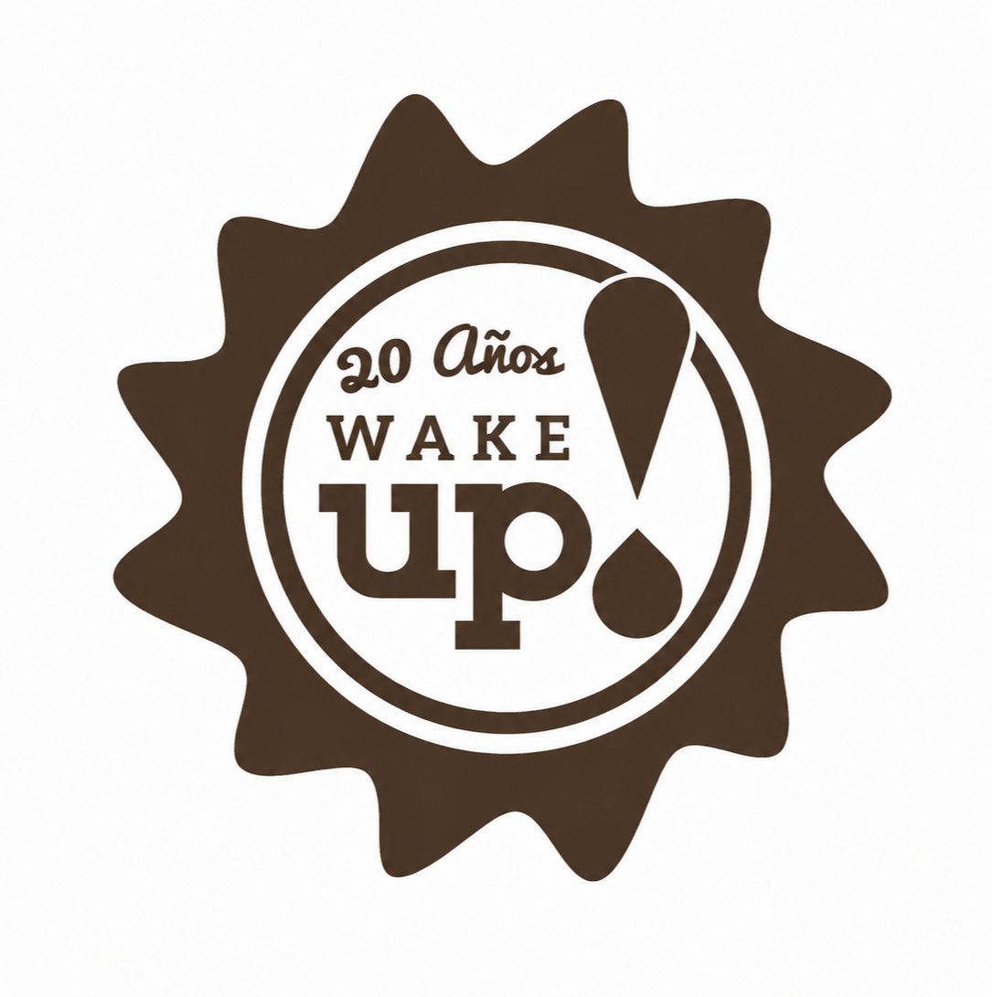 Logotipo circular marrón “20 Años Wake Up” con un icono de gota de café y borde en forma de estrella.