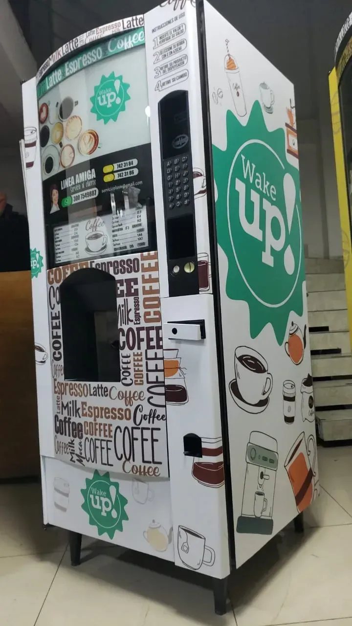 Máquina expendedora blanca con el logotipo verde