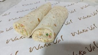 Dos tortillas de harina con relleno cremoso en papel de marca