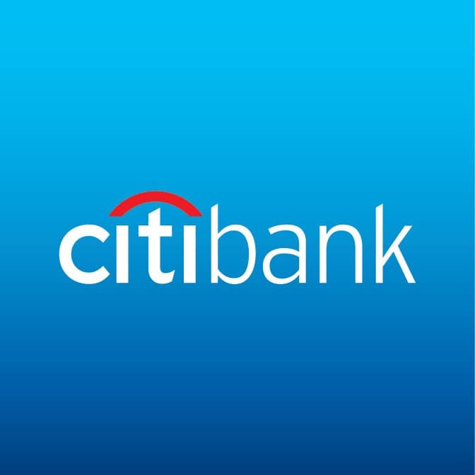 Logotipo de Citibank en blanco sobre un fondo azul degradado con un arco rojo sobre la “t”.
