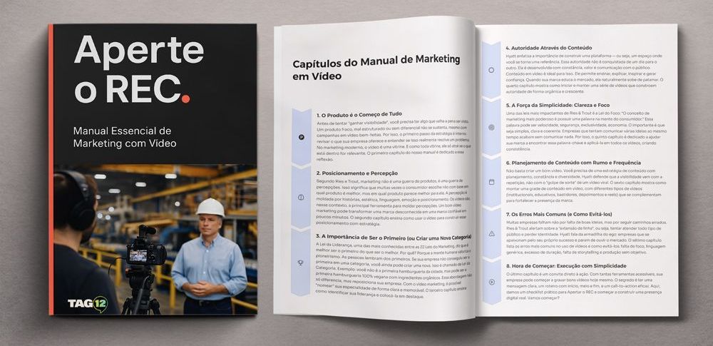 Um homem com capacete está parado em uma fábrica ao lado de um livro.
