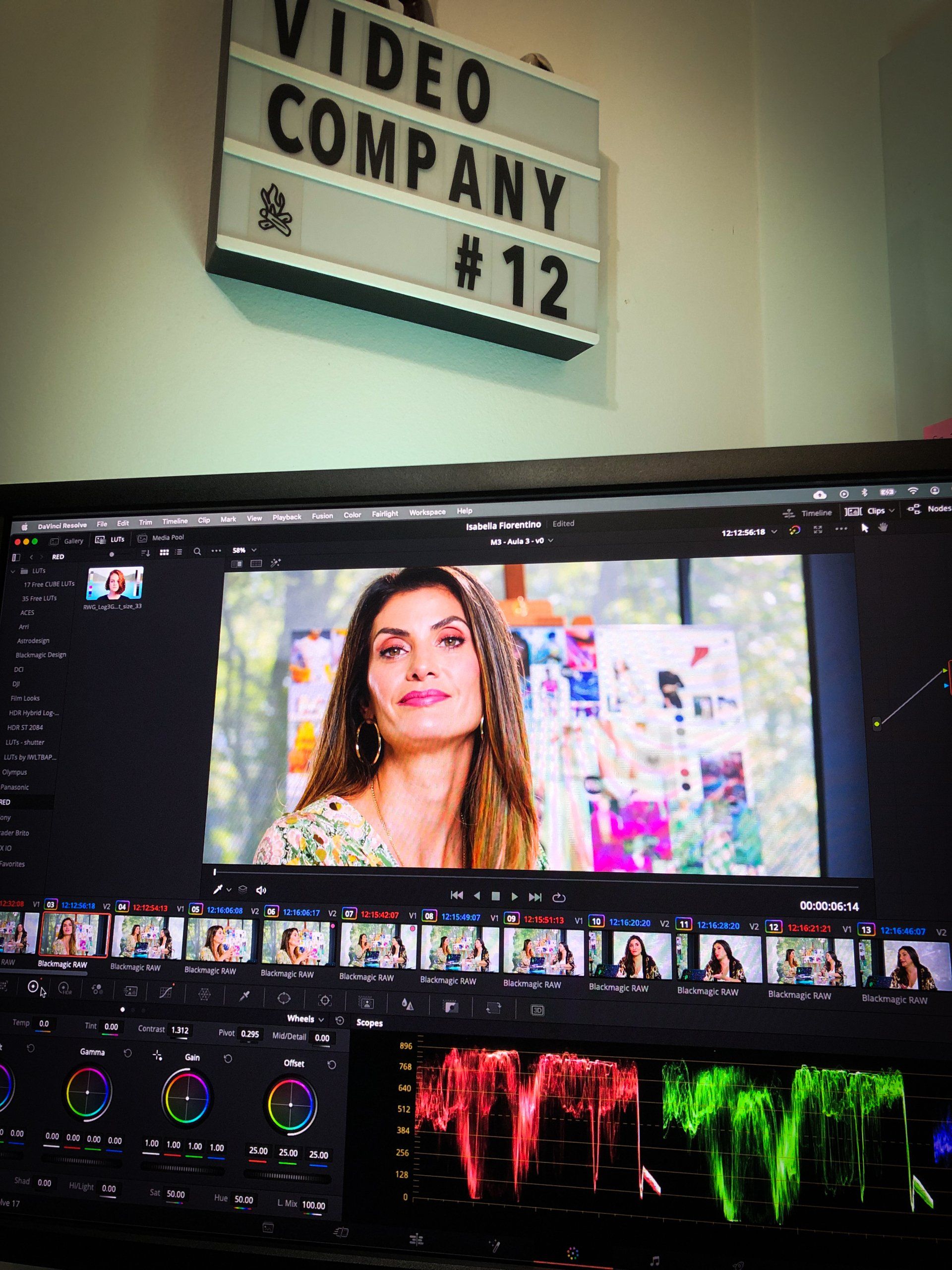 Uma placa da empresa de vídeo nº 12 está pendurada acima de um monitor de computador